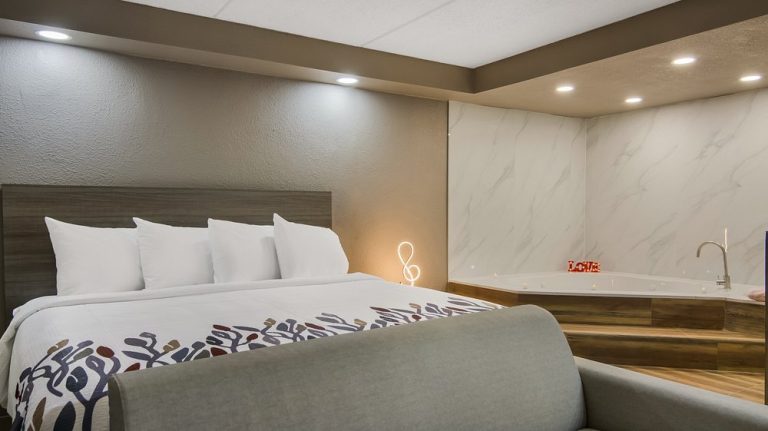 Best Illinois hotels with Jacuzzi in room ️ 2026