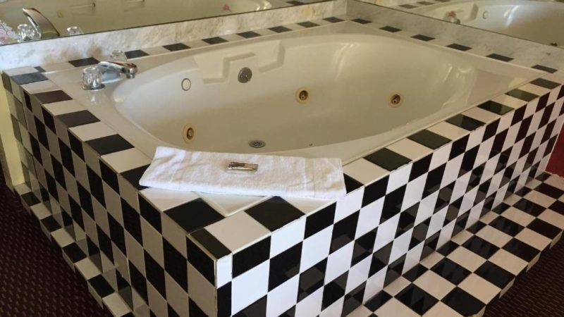 Relax Inn: the King Room with Whirlpool in Albany, GA