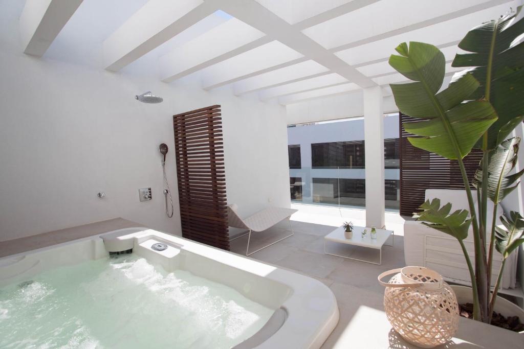 Sa Pedrera Suites & Spa, habitación con jacuzzi privado