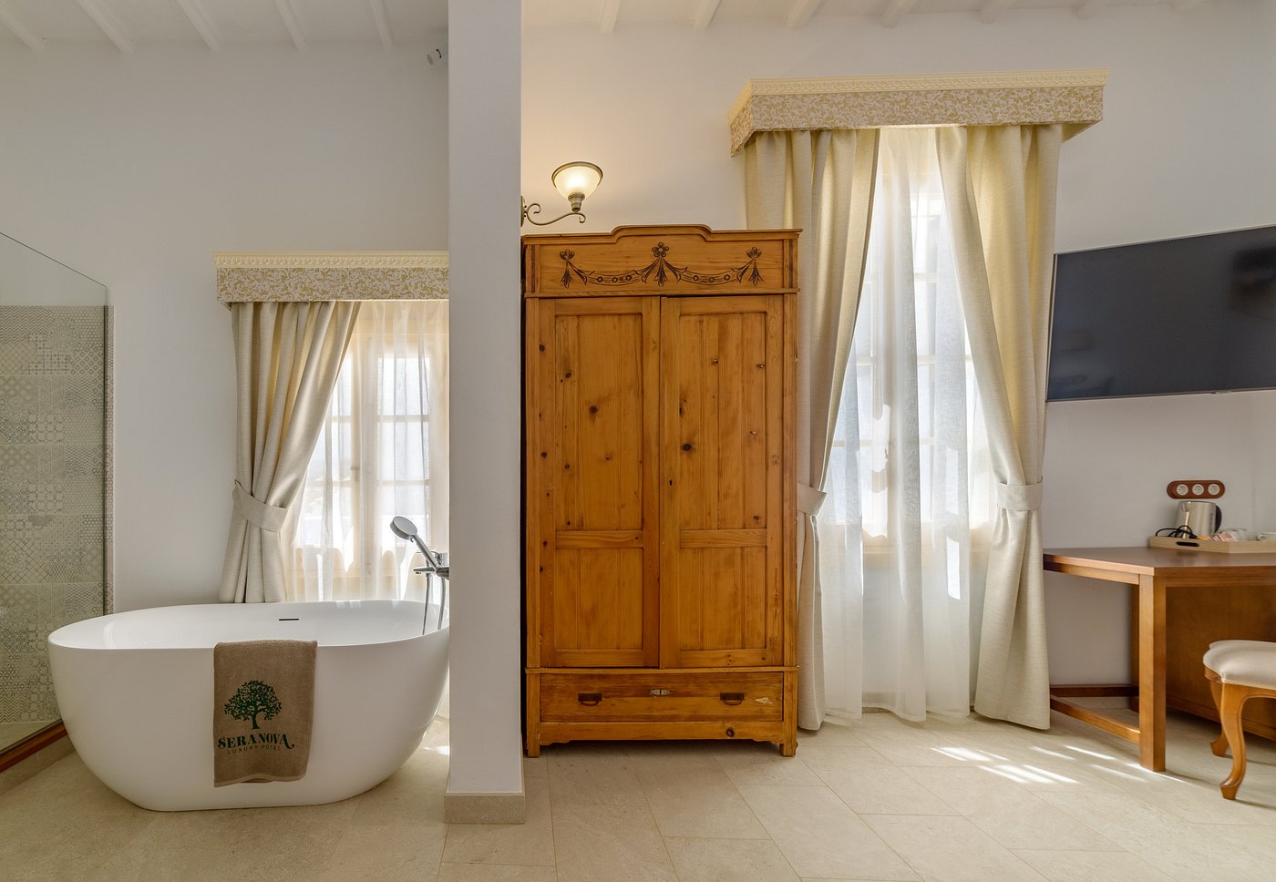 Seranova Luxury Hotel, habitación con jacuzzi privado