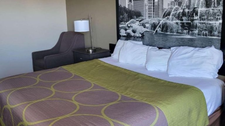 Super 8 by Wyndham Aurora/Naperville Area