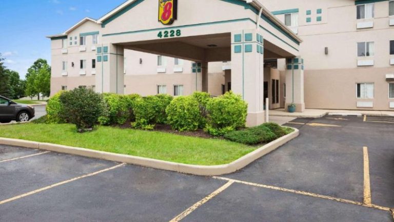 Super 8 by Wyndham Aurora/Naperville Area