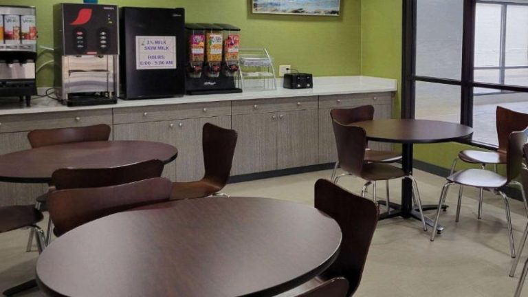 Super 8 by Wyndham Aurora/Naperville Area
