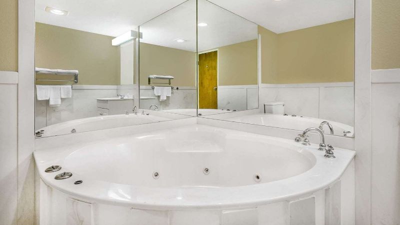 Super 8 by Wyndham Bentonville