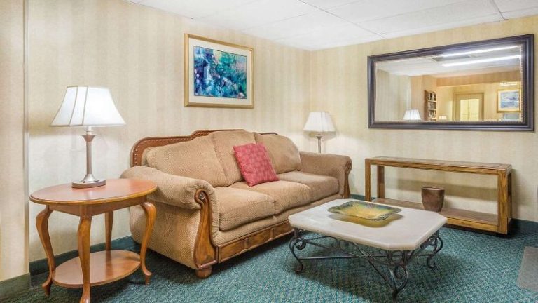 Super 8 by Wyndham Bentonville