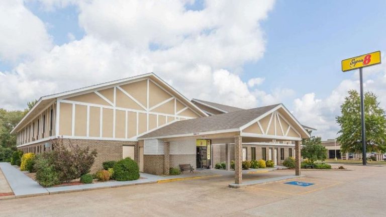 Super 8 by Wyndham Bentonville