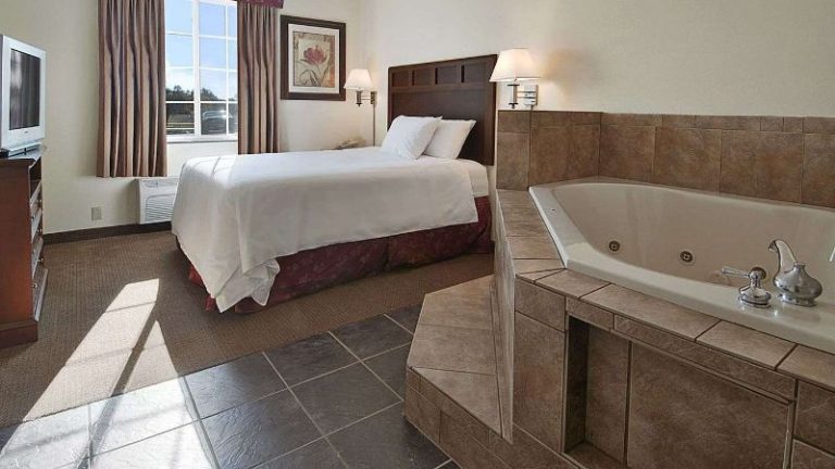 Super 8 by Wyndham Bowling Green North