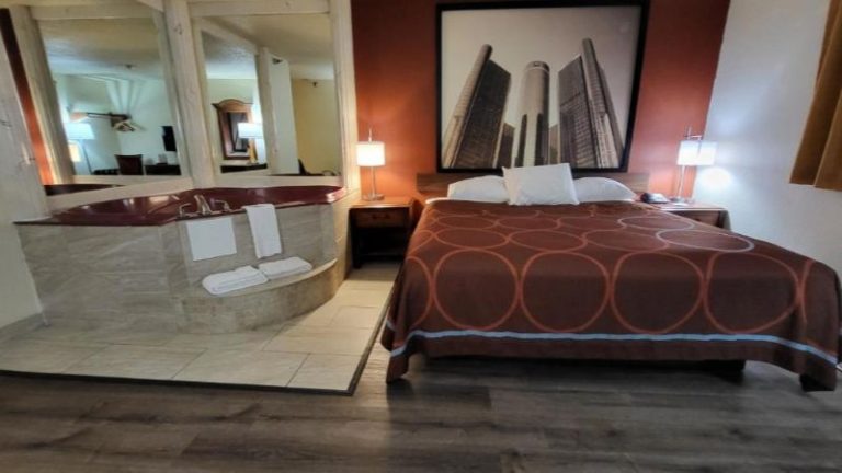Super 8 by Wyndham Canton / Livonia Area