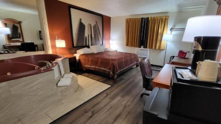Super 8 by Wyndham Canton / Livonia Area