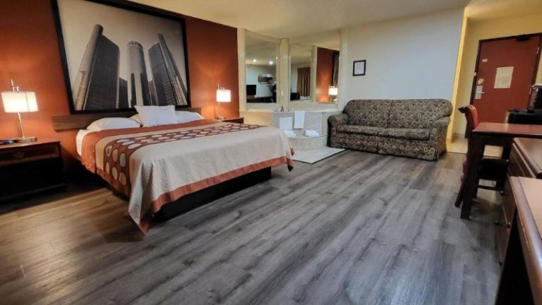 Super 8 by Wyndham Canton / Livonia Area