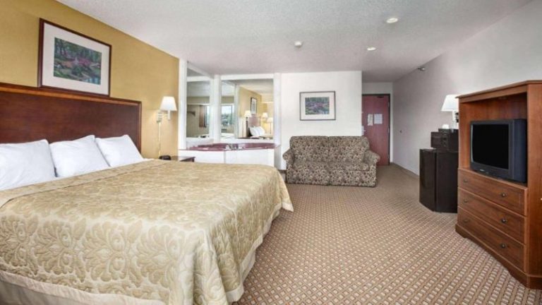 Super 8 by Wyndham Canton / Livonia Area