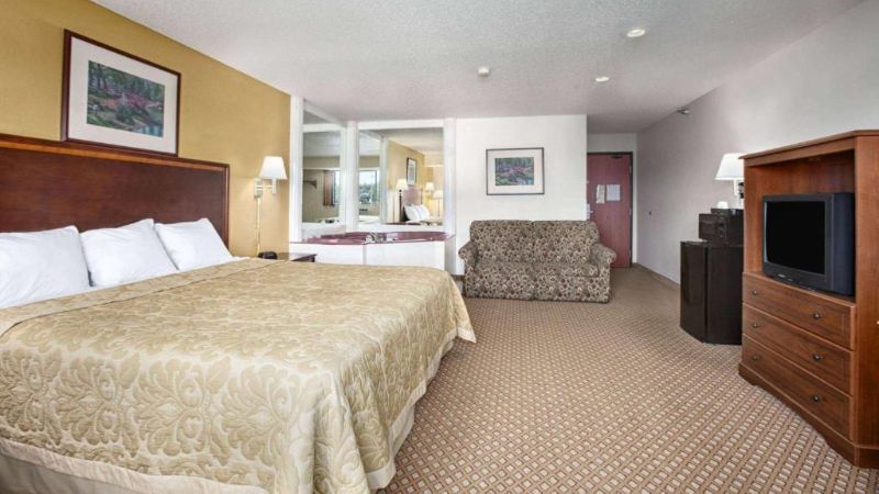 Super 8 by Wyndham Canton / Livonia Area, room with private jacuzzi, photo 5