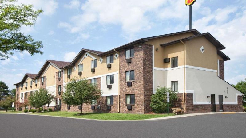 Super 8 by Wyndham Canton / Livonia Area, room with private jacuzzi, photo 6