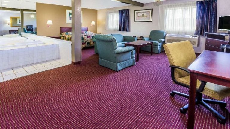 Super 8 by Wyndham Joliet I-55 N/Chicago