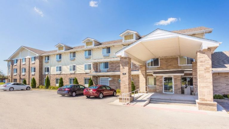 Super 8 by Wyndham Joliet I-55 N/Chicago