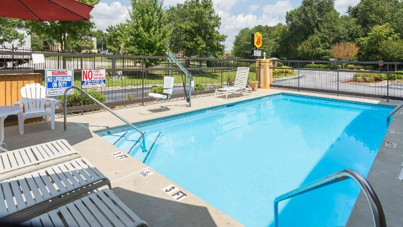 Super 8 by Wyndham Norcross/I-85 Atlanta, room with private jacuzzi, photo 5
