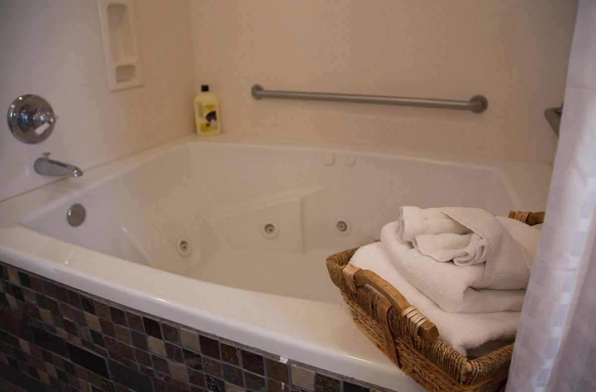 The Homestead Inn, room with private jacuzzi, photo 1