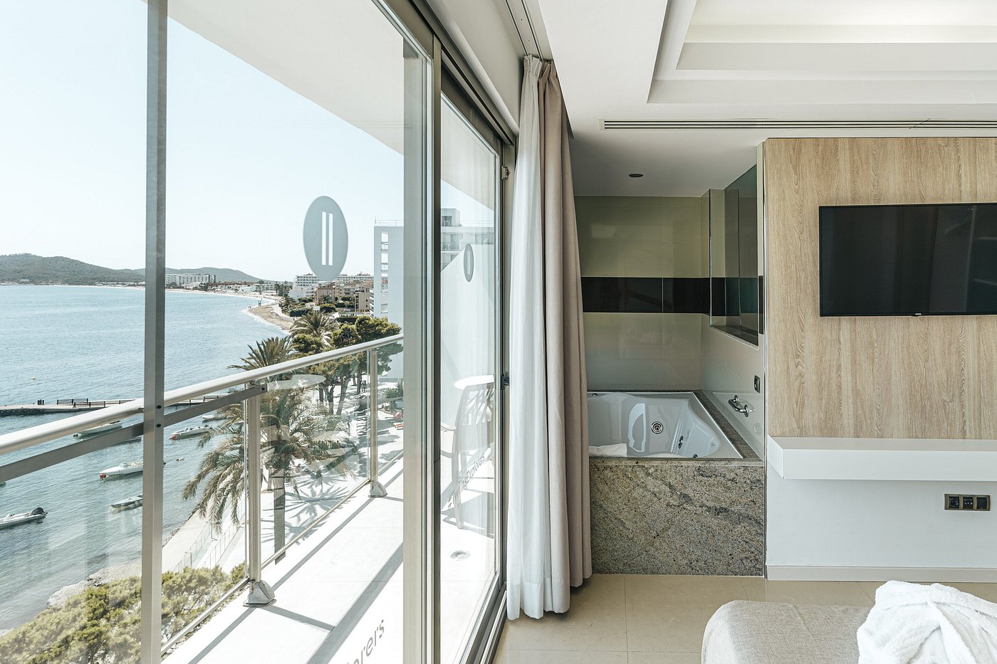 The Ibiza Twiins, habitación con jacuzzi privado