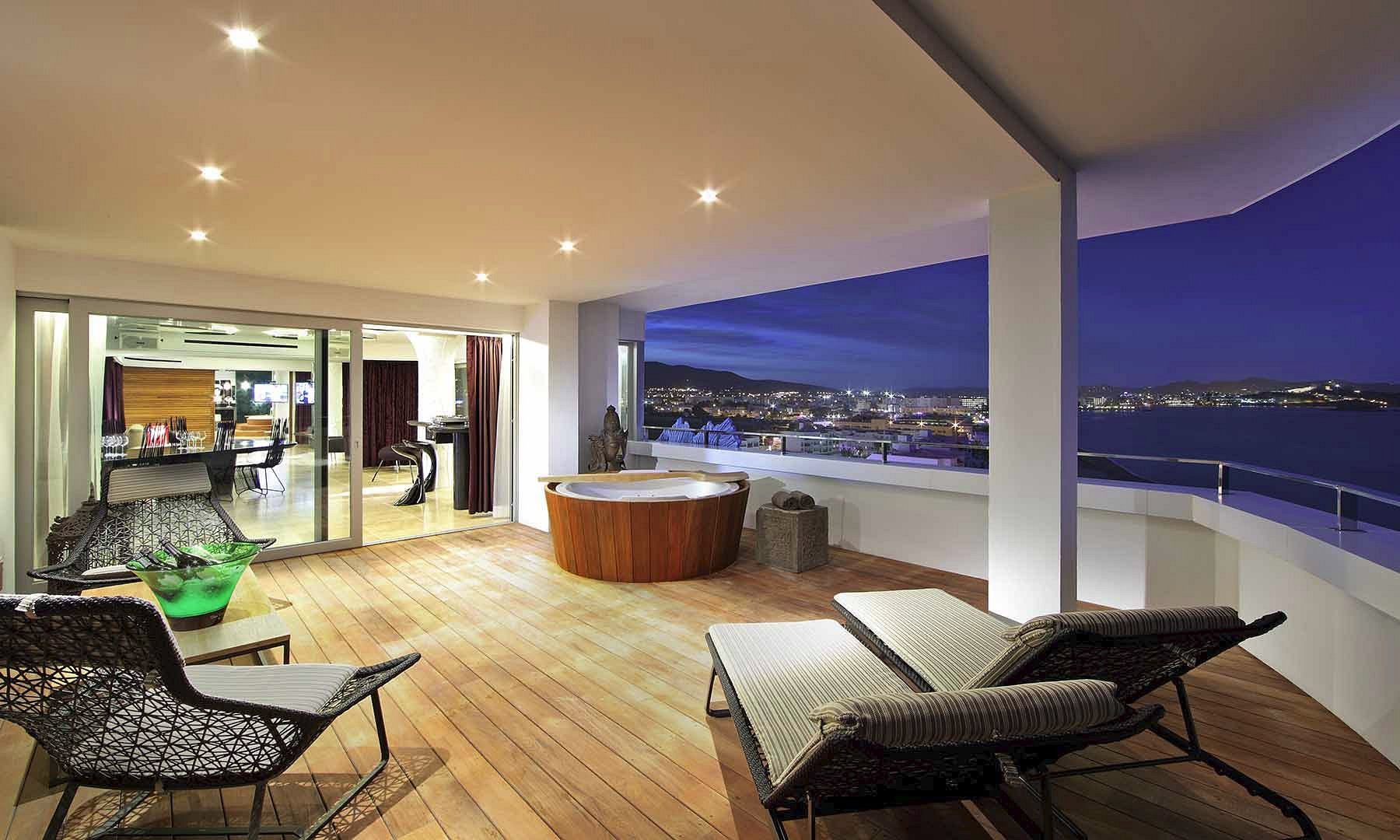 Ushuaia Ibiza Beach Hotel, habitación con jacuzzi privado