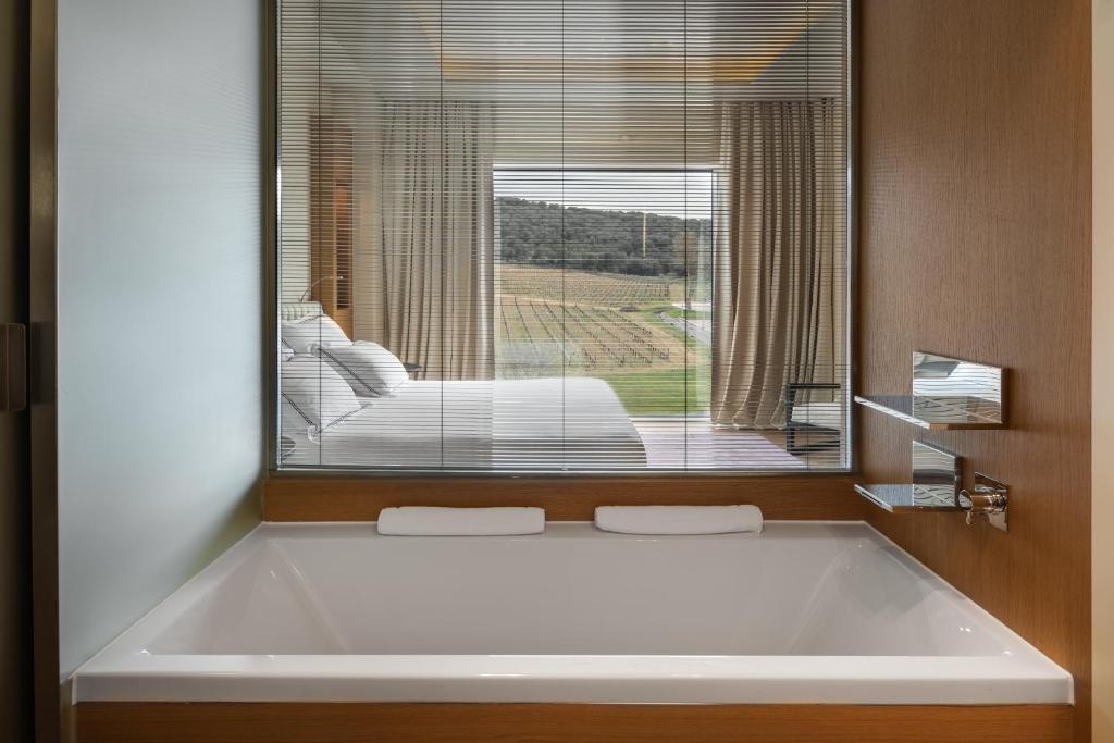 Valbusenda Hotel Bodega & Spa, habitación con jacuzzi privado