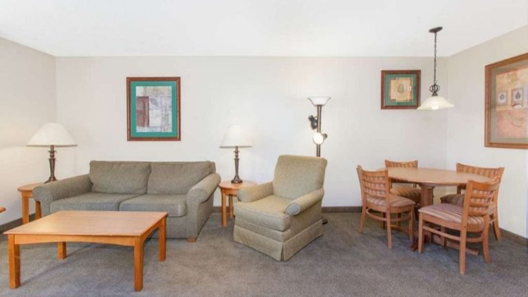 Wingate by Wyndham Bentonville Airport