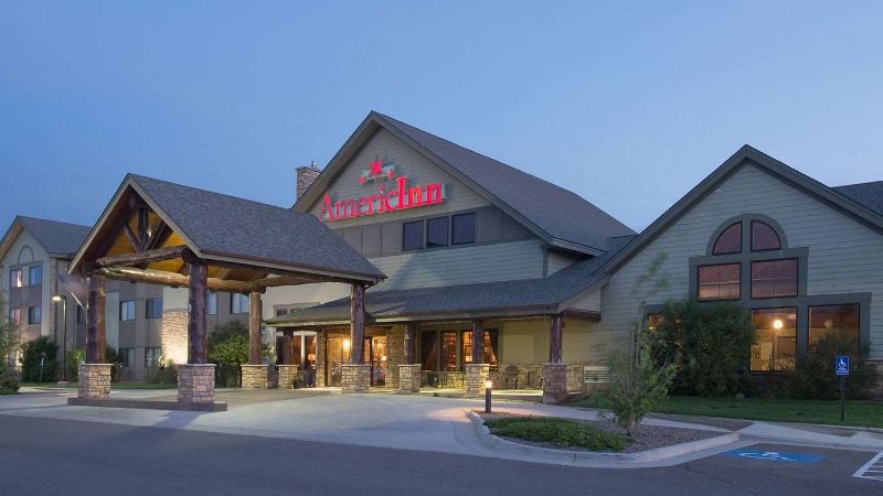 AmericInn by Wyndham Laramie Near University of Wyoming, room with private jacuzzi, photo 7