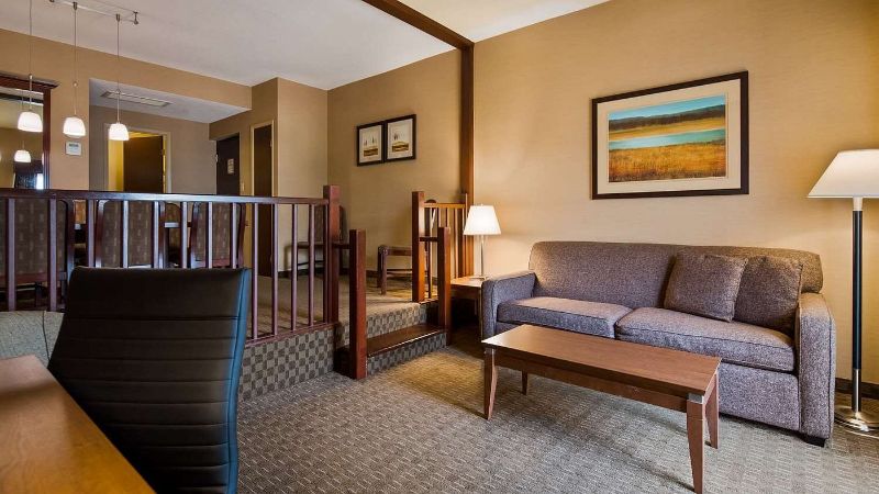 Best Western Plus Lamplighter Inn & Conference Centre, room with private jacuzzi, photo 5