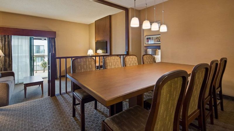 Best Western Plus Lamplighter Inn & Conference Centre, room with private jacuzzi, photo 6