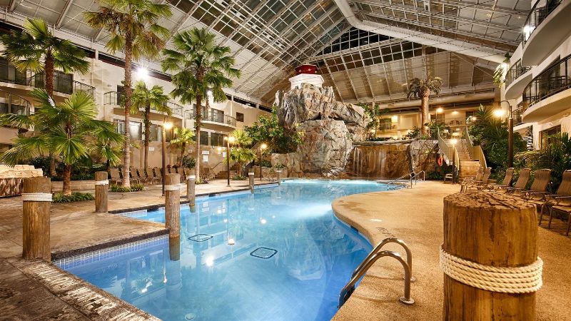 Best Western Plus Lamplighter Inn & Conference Centre, room with private jacuzzi, photo 8