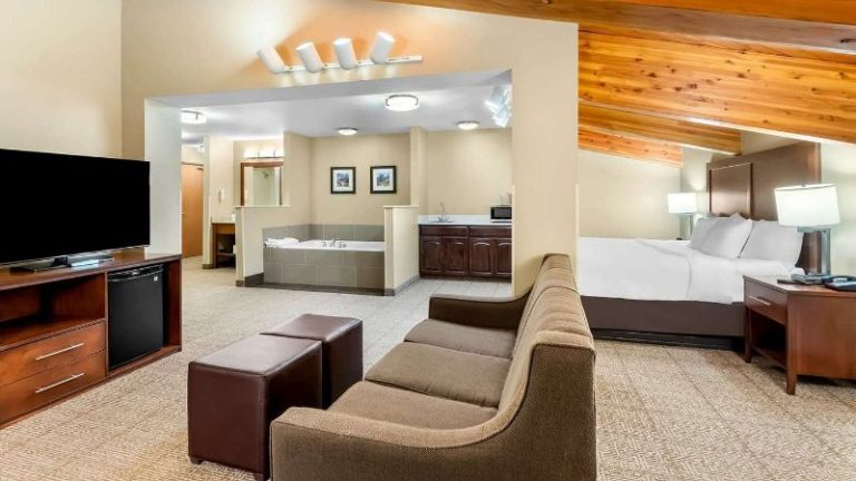 Comfort Inn & Suites Near University Of Wyoming