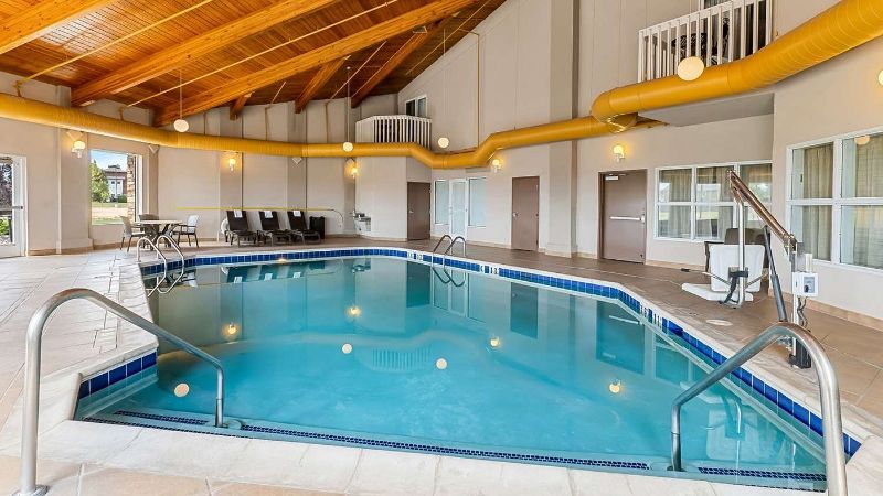Comfort Inn & Suites Near University Of Wyoming, room with private jacuzzi, photo 6