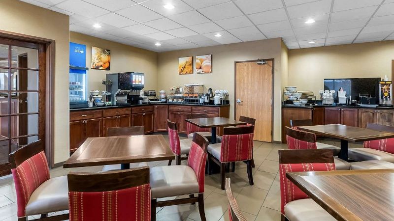 Comfort Inn & Suites Near University Of Wyoming, room with private jacuzzi, photo 7