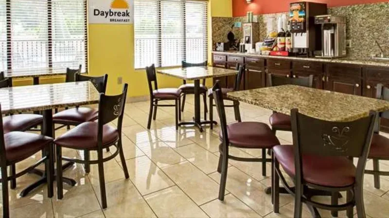 Days Inn by Wyndham Conover – Hickory, room with private jacuzzi, photo 6