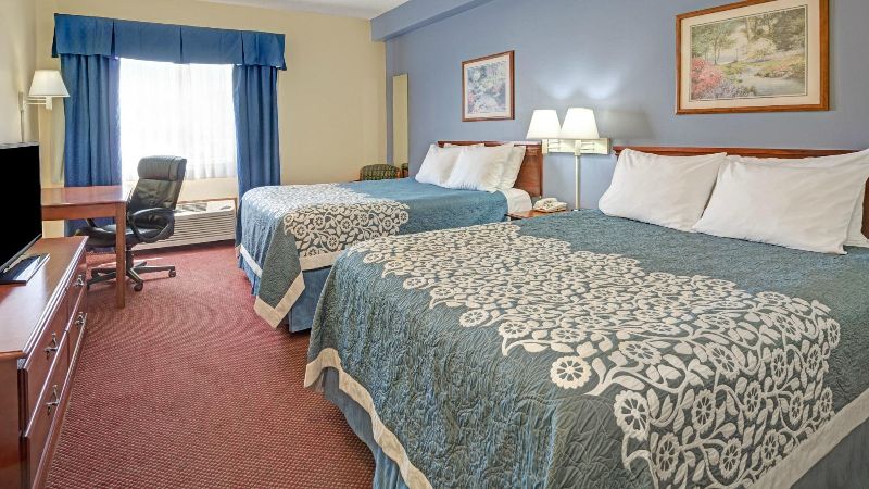 Days Inn by Wyndham Laramie, room with private jacuzzi, photo 2