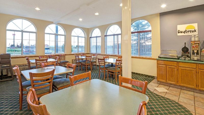 Days Inn by Wyndham Laramie, room with private jacuzzi, photo 6