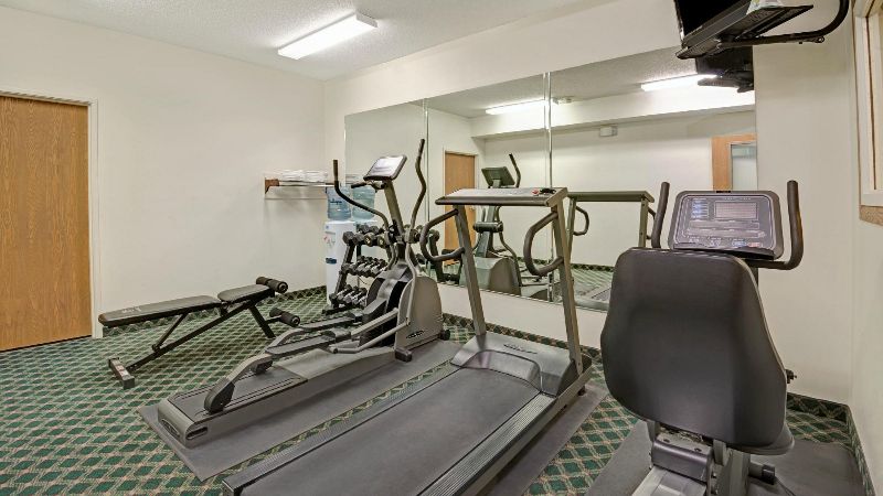 Days Inn by Wyndham Laramie, room with private jacuzzi, photo 7
