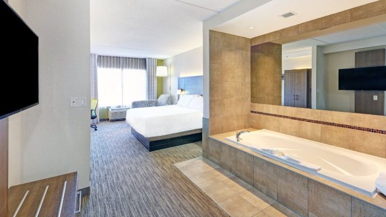 Holiday Inn Express & Suites Woodstock South, an IHG Hotel