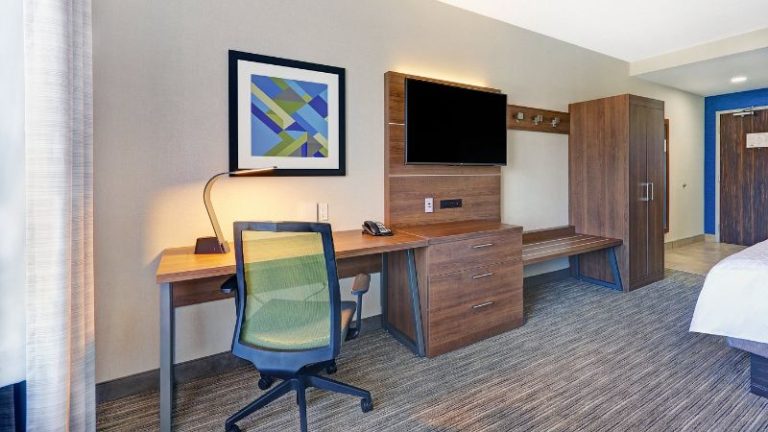 Holiday Inn Express & Suites Woodstock South, an IHG Hotel