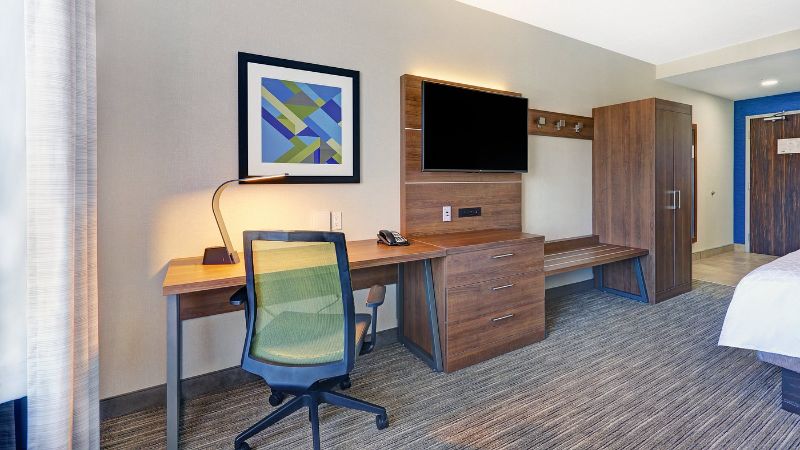 Holiday Inn Express & Suites Woodstock South, an IHG Hotel, room with private jacuzzi, photo 5
