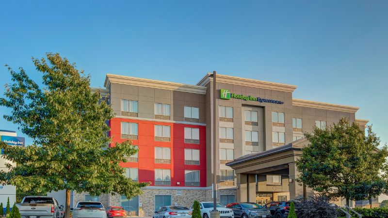 Holiday Inn Express & Suites Woodstock South, an IHG Hotel, room with private jacuzzi, photo 6