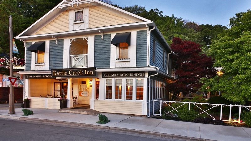 Kettle Creek Inn, room with private jacuzzi, photo 6