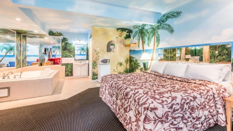 Knights Inn London, room with private jacuzzi, photo 2