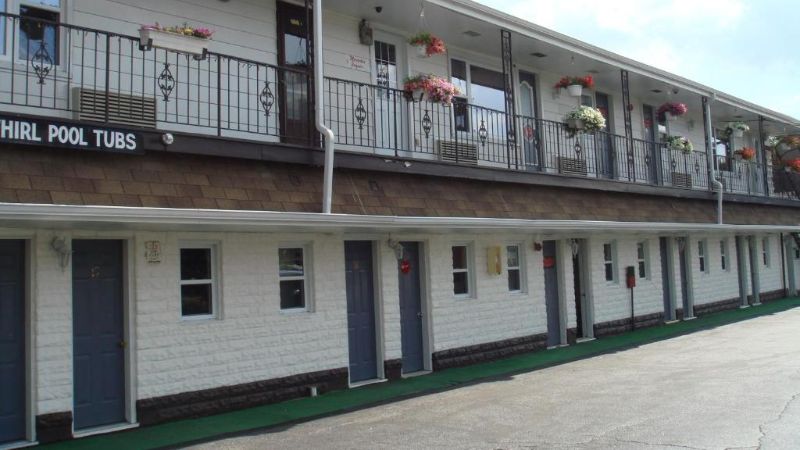 Motor Court Motel, room with private jacuzzi, photo 6