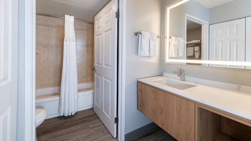 Staybridge Suites London By IHG, room with private jacuzzi, photo 6