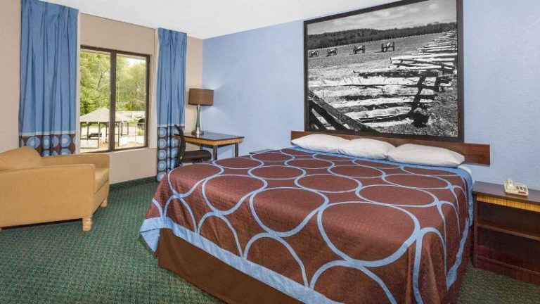 Super 8 by Wyndham Bentonville