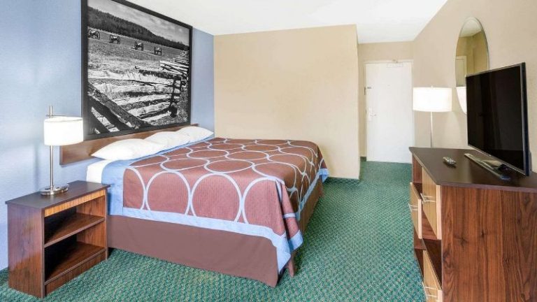 Super 8 by Wyndham Bentonville