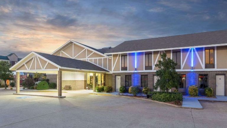 Super 8 by Wyndham Bentonville