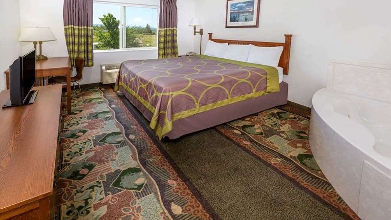 super 8 bywyndham central pt medford 2 - jacuzzi hotel room