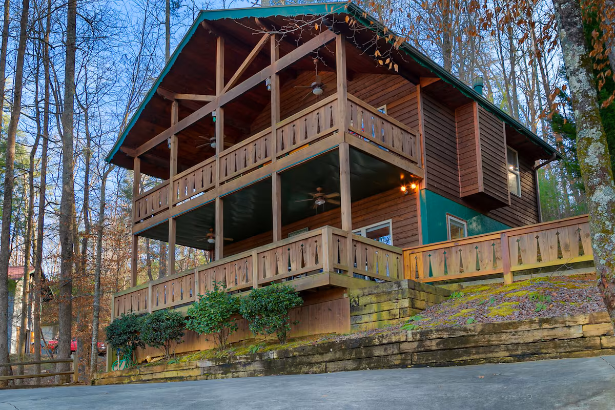 Cabins with hot tub in Helen
