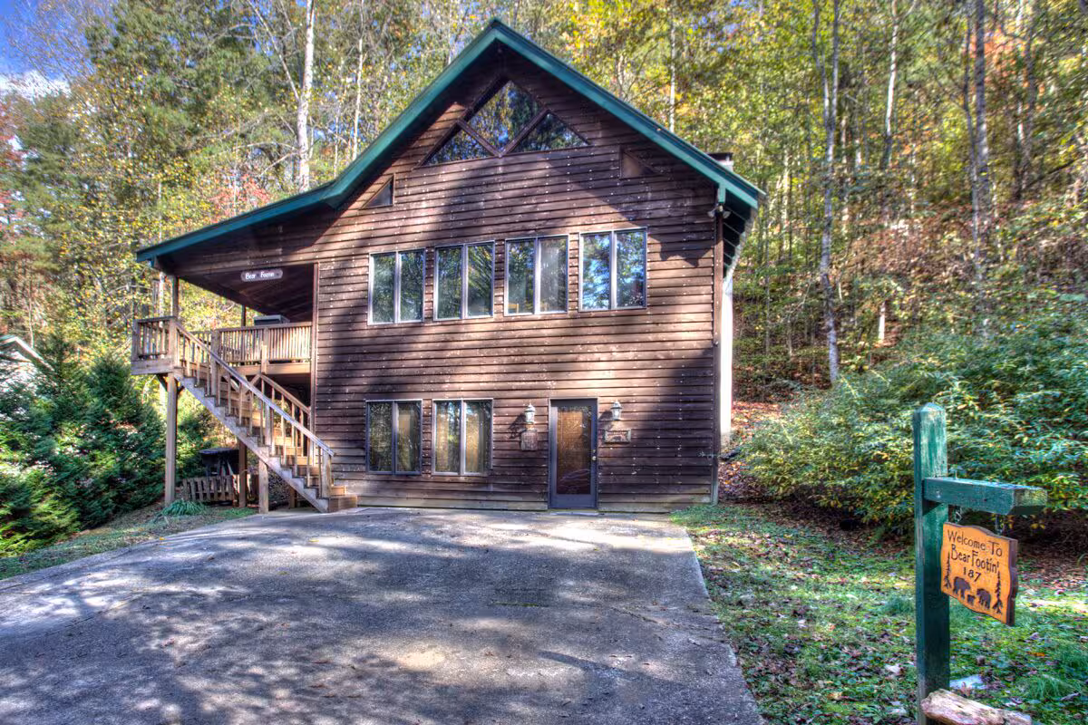 Bear Footin’ Cabin, cabin with a private hot tub, photo 2
